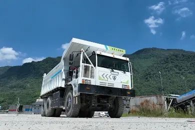 110 Tonnen Nutzlast Elektro-Bergbau-Truck mit Null-Emission und Doppelmotorantrieb für hohe Produktivität